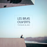 Les bras ouverts